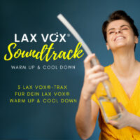 Stephanie Kruse lacht mit LAX VOX®-Schlauch in der Hand
