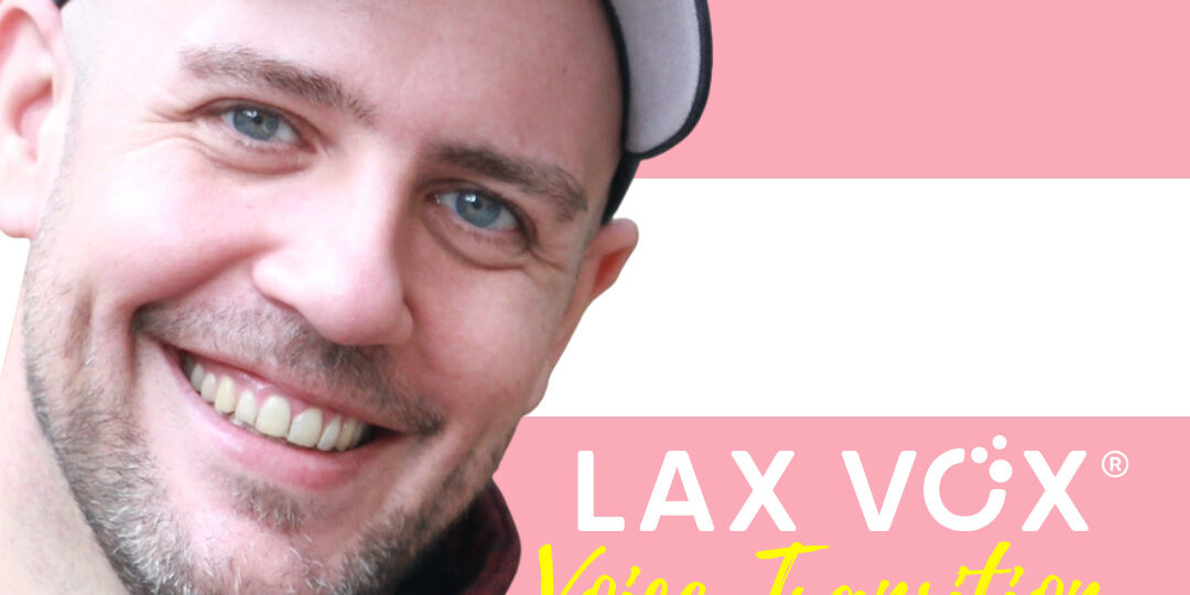 Thomas Lascheit vor Transgender-Fahne